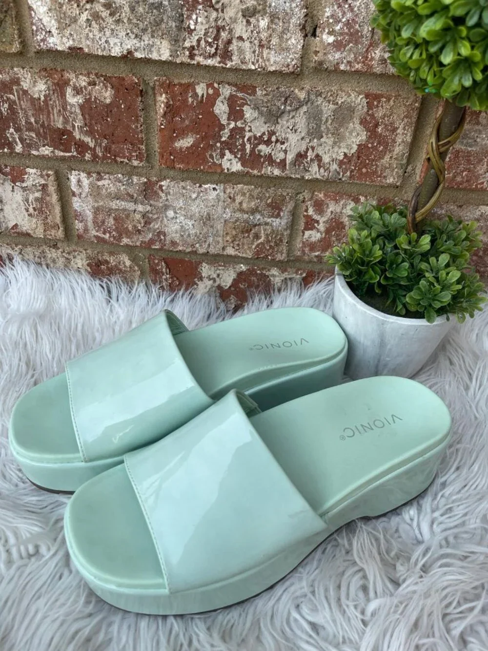 Vionic Trista Flatform Slide sandals, with glossy mint green finish Size 8